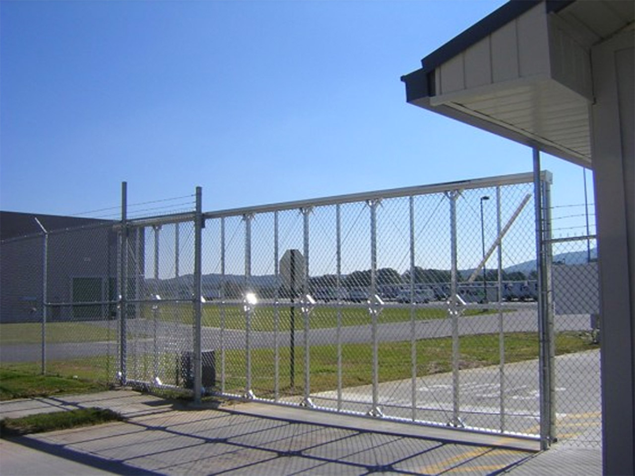 Heavy duty cantilevered slide gate